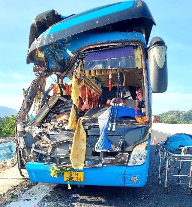 two dead, six injured in khanh hoa coach accident picture 1