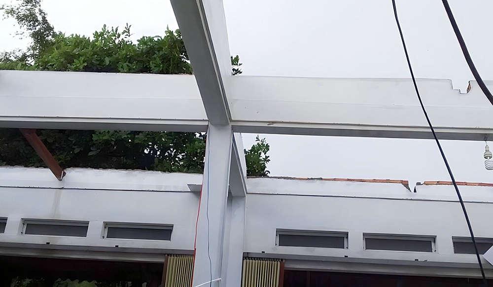 Mưa kèm lốc xoáy làm tốc mái một số nhà dân ở Quảng Ngãi