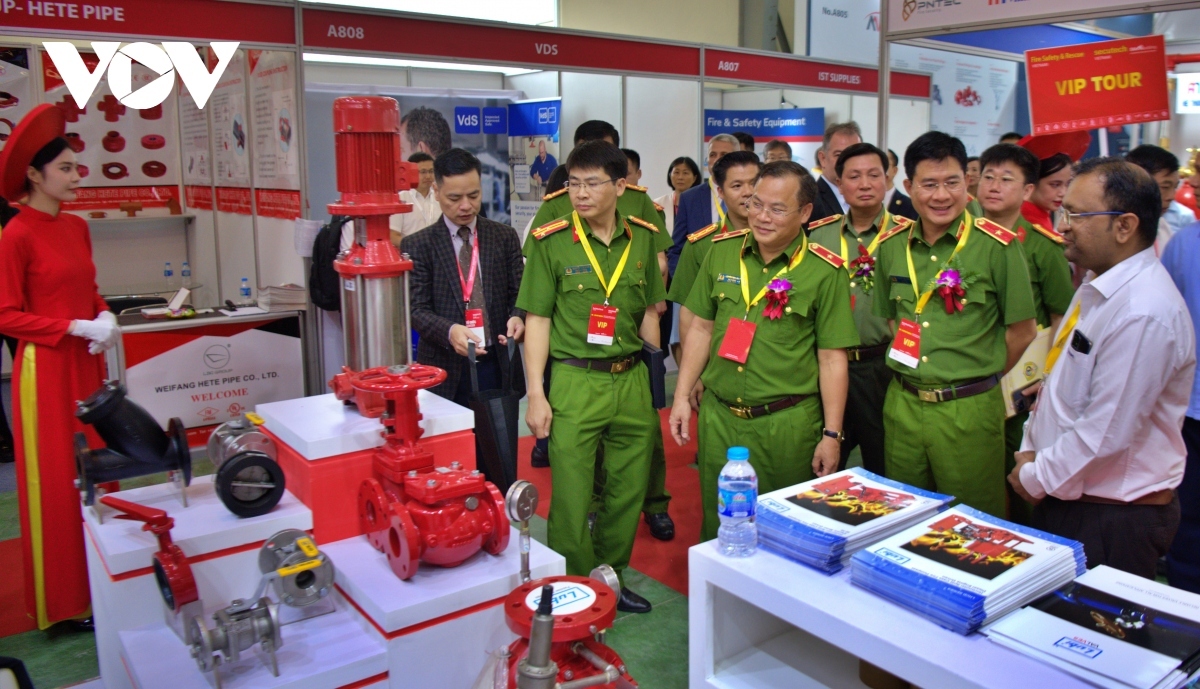 hanoi hosts int l expo on fire safety, rescue, and smart buildings picture 4