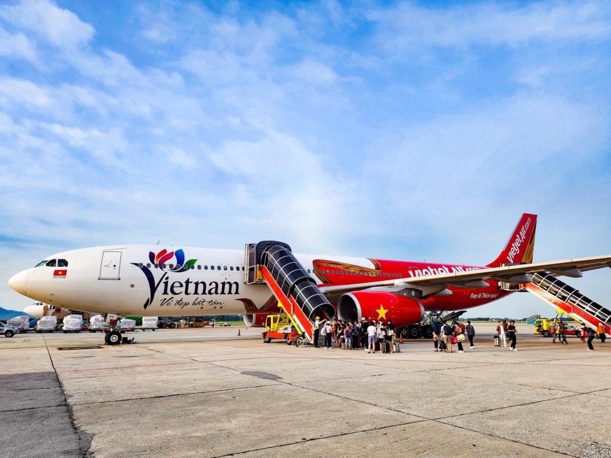 vietjet aircraft bearing symbol of vietnamese tourism takes off picture 1