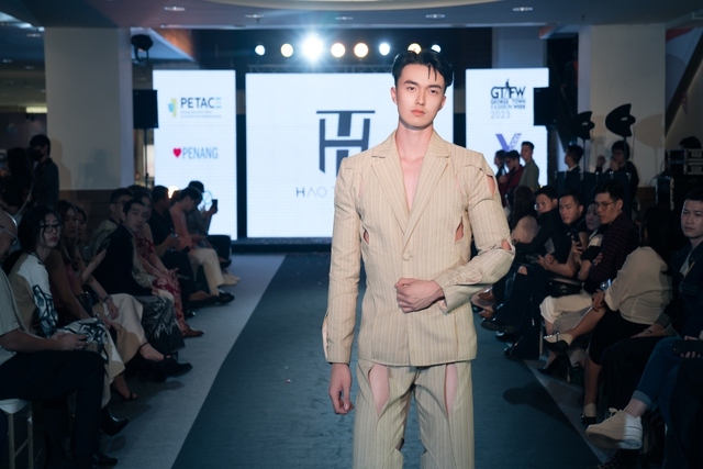 Vietnamese designer's collection impresses audience in Malaysia - Picture 2