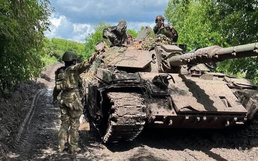xe tang ukraine m-55s song sot than ky sau khi trung dan phao nga hinh anh 1