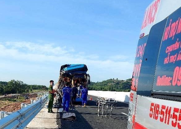 xe khach mat lai tong xe tai tren cao toc nha trang - cam lam, 2 nguoi tu vong hinh anh 2