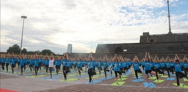 thua thien-hue over 1,000 people participate in 9th international yoga day picture 1