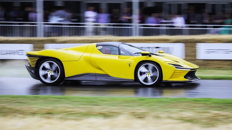 Siêu xe tầm giá 20 tỷ đồng chọn Ferrari Roma hay Aston Martin DB11