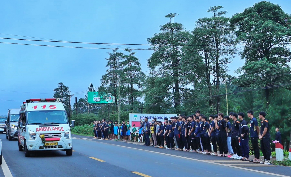 hinh anh xuc dong khi tien biet tro ly duong minh ninh ve noi an nghi cuoi cung hinh anh 11