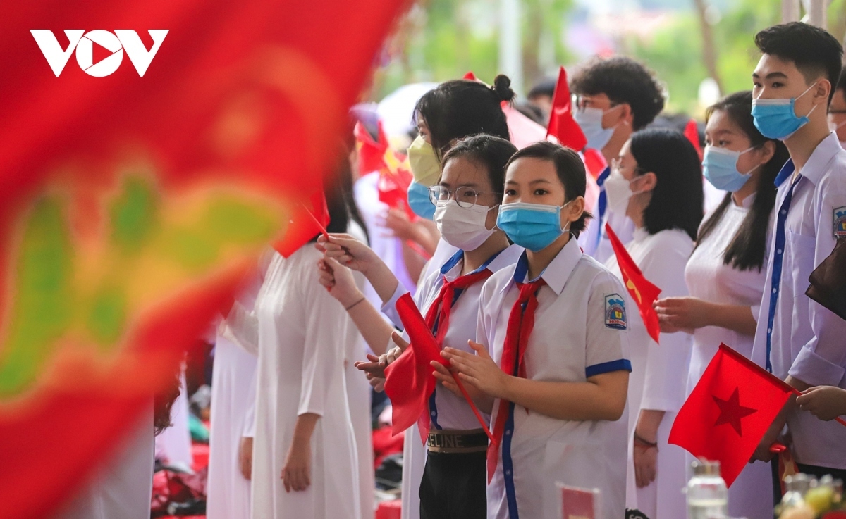 Thu phí đầu năm học: Đừng để mãi là gánh nặng