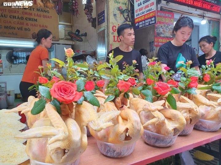 Du mon hang bat mat tai cho nha giau ha noi ngay ram thang bay hinh anh 2