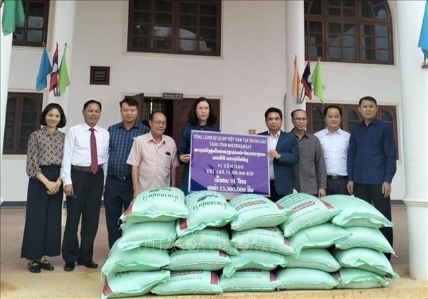 vietnamese consulate general in savannakhet helps flood victims in laos picture 1