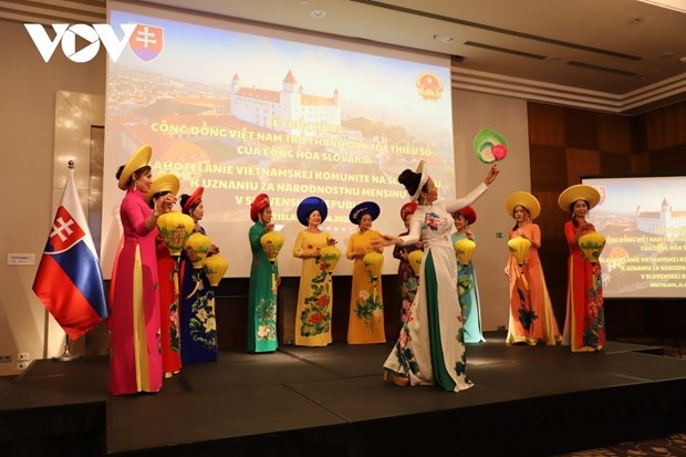 vietnam community in slovakia congratulated on being 14th ethnic minority group picture 1