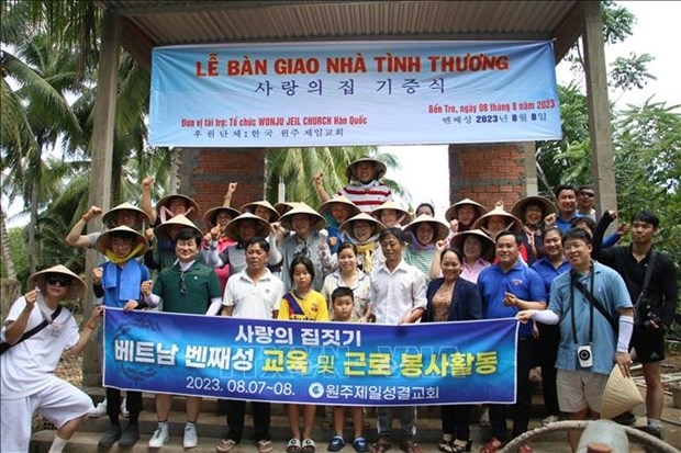 korean youths join volunteer activities in ben tre picture 1