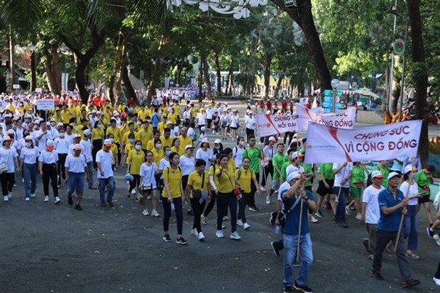 5,000 join charity walk for ao dioxin victims in hcm city picture 1
