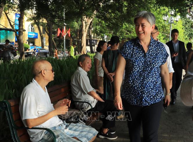 penny wong explores hanoi landmark, samples coffee in old quarter picture 1