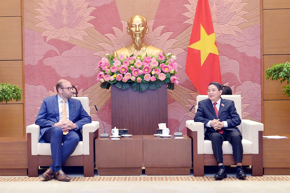 head of us house ways and means committee visits vietnam picture 1