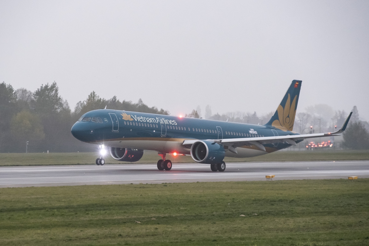 tranh bao khanun, vietnam airlines phai doi gio nhieu chuyen bay quoc te hinh anh 1