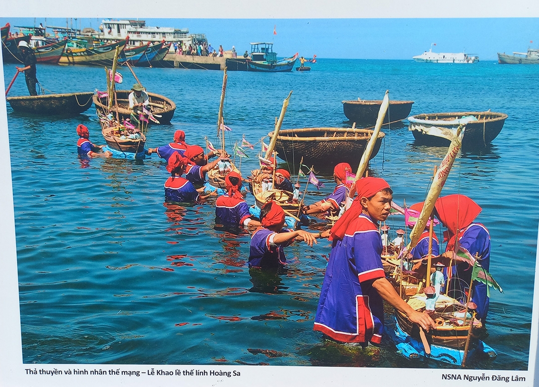 Triển lãm ảnh “Hoàng Sa - Trường Sa trong lòng Quảng Ngãi”