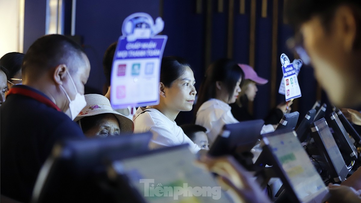 largest indoor aquarium in hanoi opens picture 12