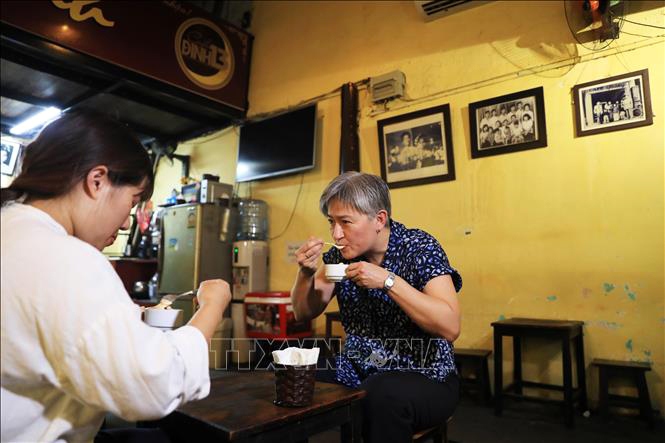 penny wong explores hanoi landmark, samples coffee in old quarter picture 2