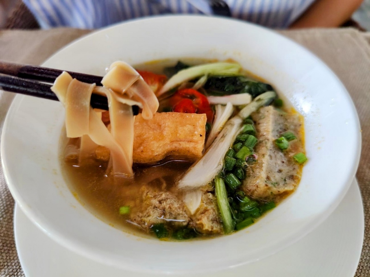 hai phong dish rated as world s best red noodle soup with crab picture 1