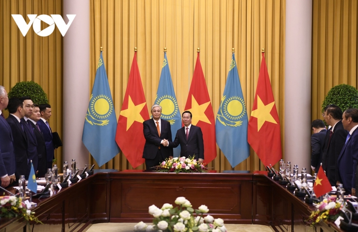 president thuong hosts official welcome ceremony for kazakh counterpart picture 2