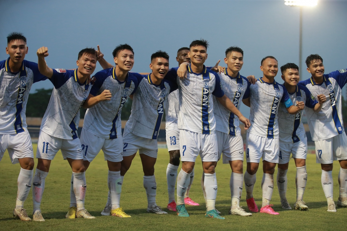 Chuyển nhượng V-League: SLNA giữ chân thành công 2 công thần