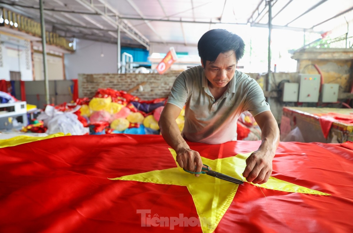 flag making village in Hanoi busy ahead of national day celebrations picture 4