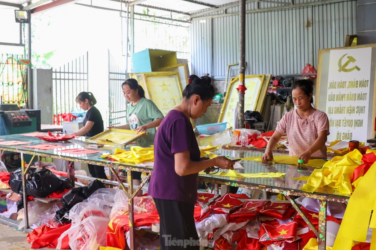 flag making village in hanoi busy ahead of national day celebrations picture 7