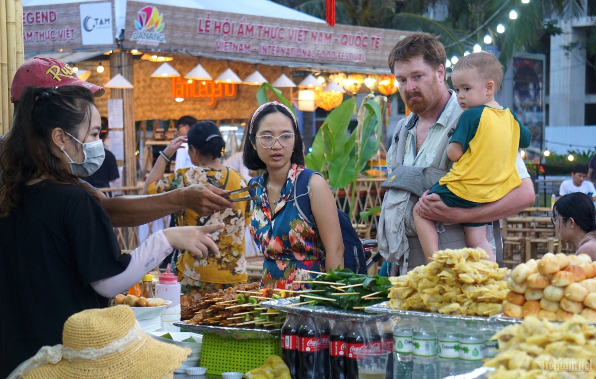 foreign tourists explore vietnamese culture at enjoy da nang summer festival picture 1