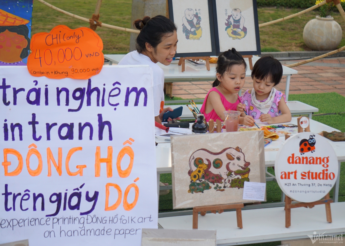 foreign tourists explore vietnamese culture at enjoy da nang summer festival picture 11