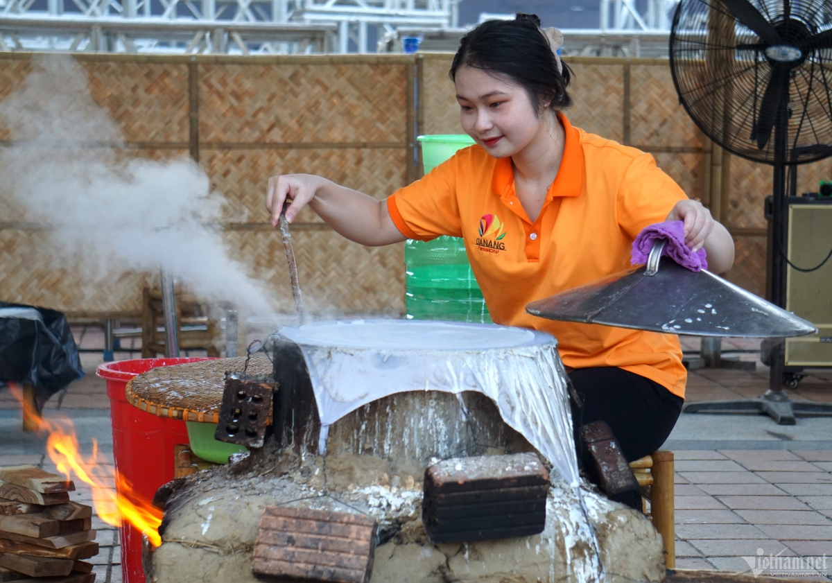 foreign tourists explore vietnamese culture at enjoy da nang summer festival picture 14
