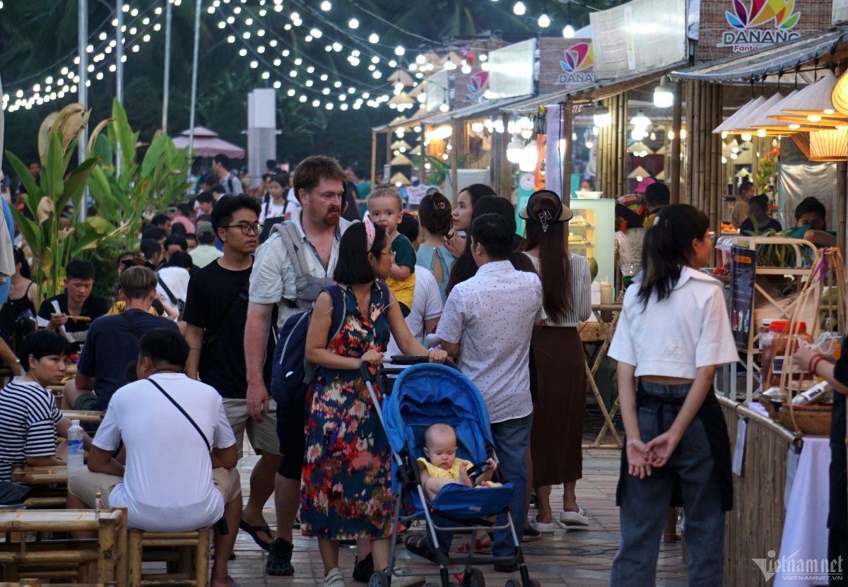 foreign tourists explore vietnamese culture at enjoy da nang summer festival picture 15