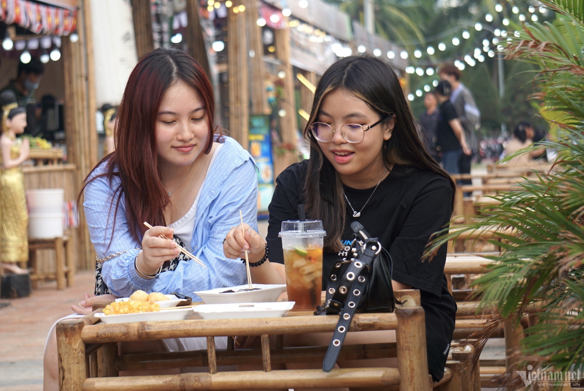foreign tourists explore vietnamese culture at enjoy da nang summer festival picture 16