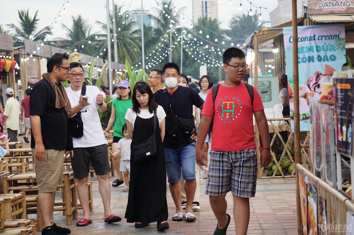 foreign tourists explore vietnamese culture at enjoy da nang summer festival picture 2
