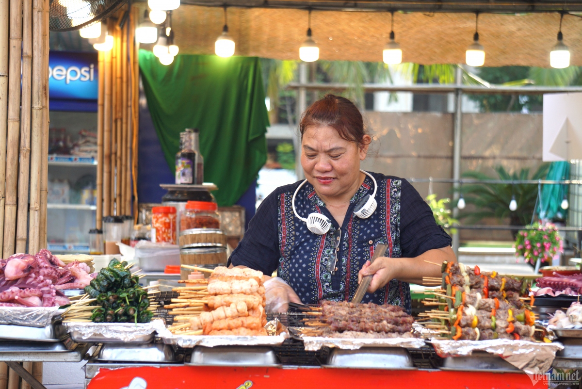 foreign tourists explore vietnamese culture at enjoy da nang summer festival picture 6