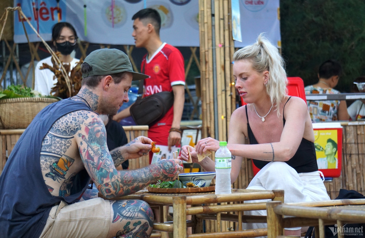 foreign tourists explore vietnamese culture at enjoy da nang summer festival picture 7