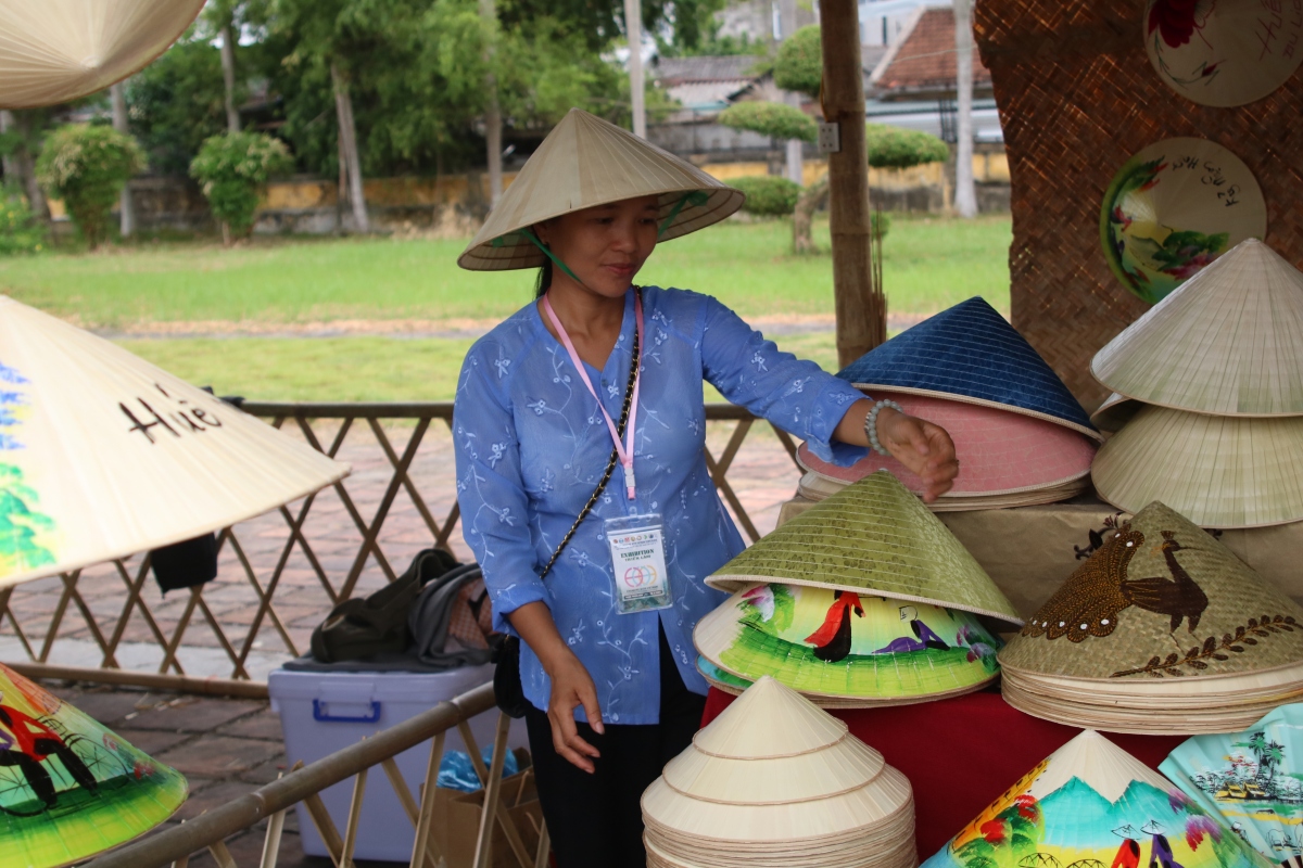 Dac sac khong gian van hoa ao dai xua xu hue hinh anh 5