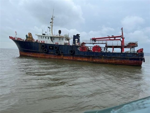 hai phong saves seven sailors on aground hong kong vessel picture 1