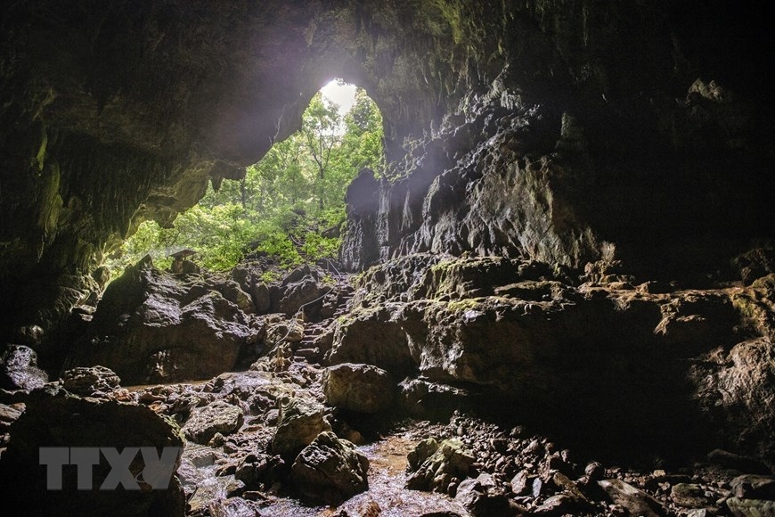 Khám phá vẻ đẹp hoang sơ của hang Sưng ở Hòa Bình - Ảnh 1.
