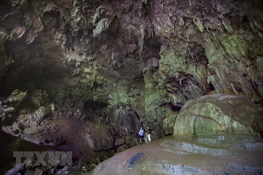 Khám phá vẻ đẹp hoang sơ của hang Sưng ở Hòa Bình - Ảnh 2.