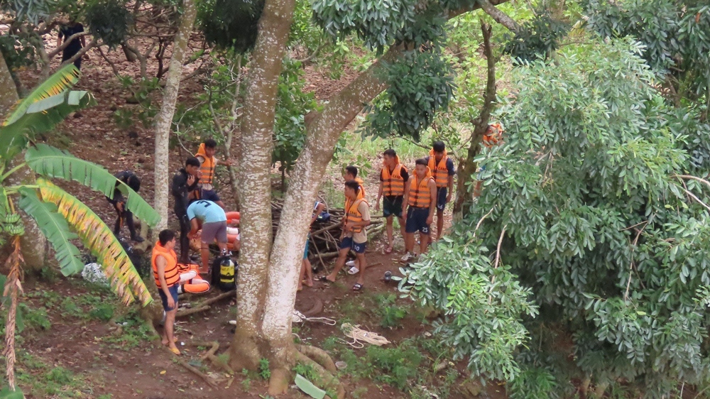 De lai xe giua cau, nam thanh nien nghi nhay xuong song tu tu hinh anh 1