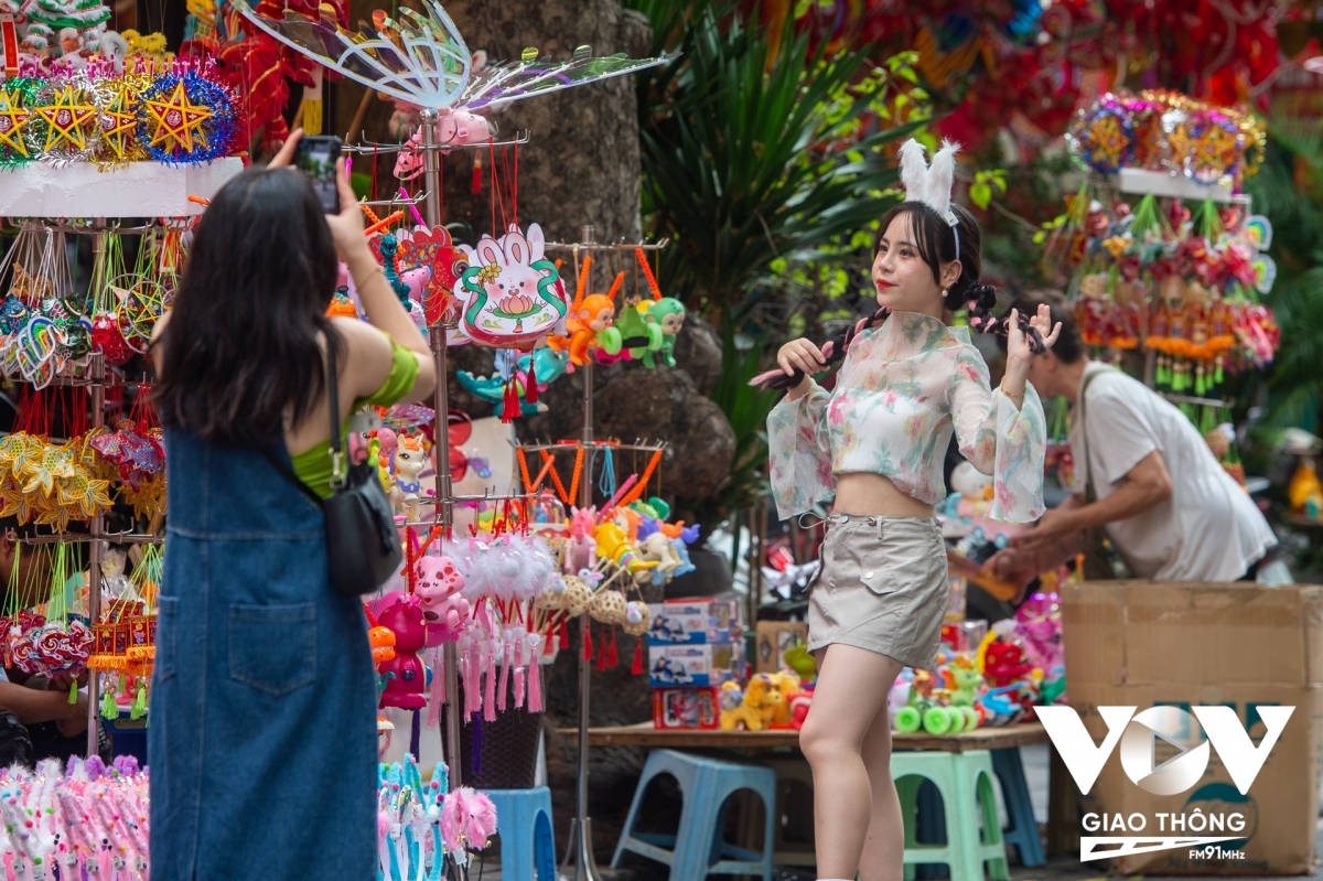 hang ma street enjoys buzz as mid-autumn festival nears picture 15