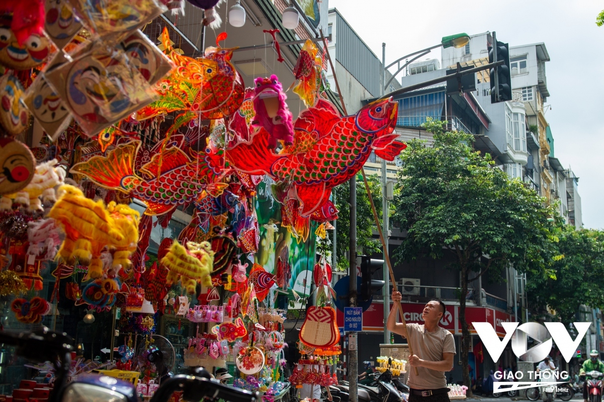 hang ma street enjoys buzz as mid-autumn festival nears picture 3