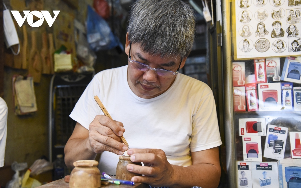 hanoi artisan preserves craft of hand-carved wood stamp in old quarter picture 1