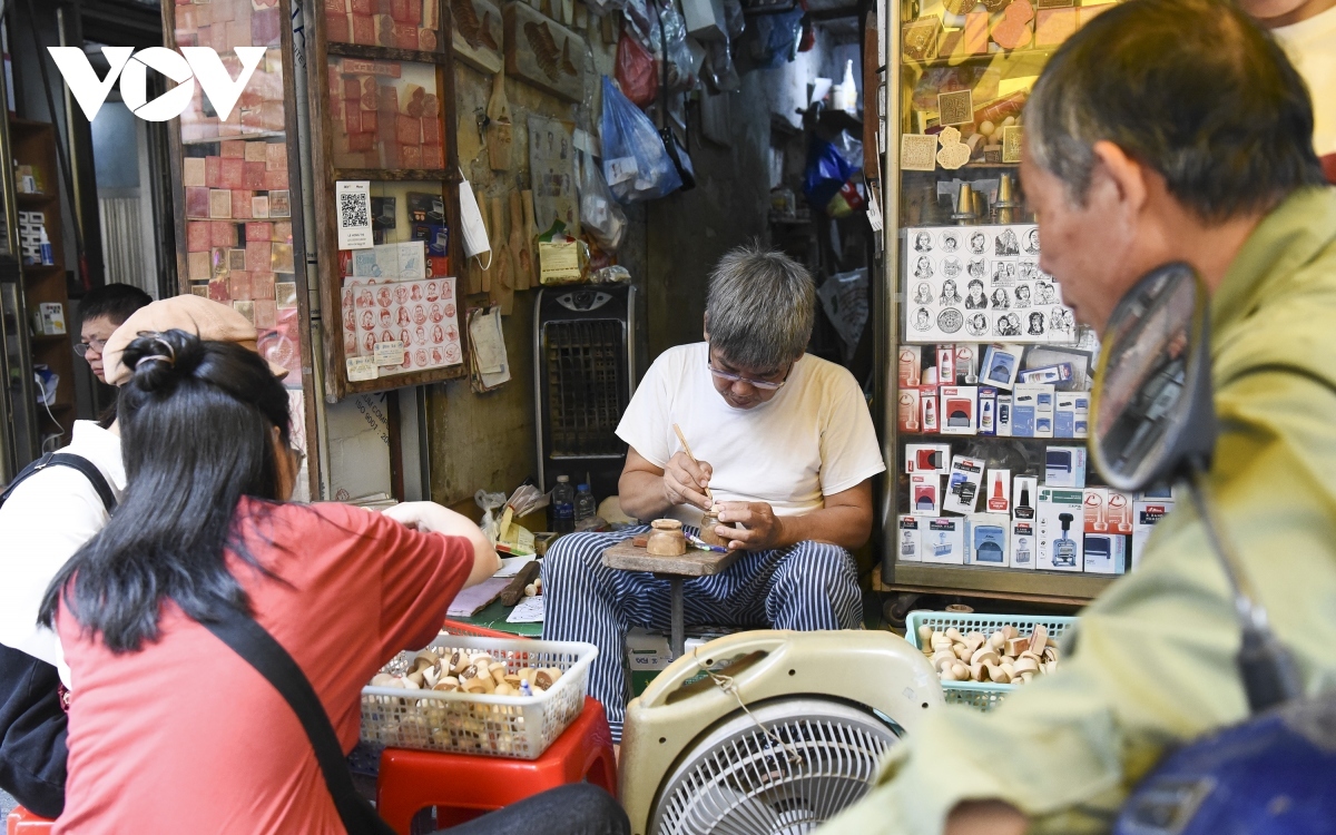 hanoi artisan preserves craft of hand-carved wood stamp in old quarter picture 2