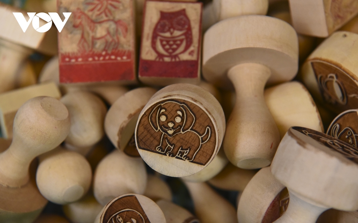 hanoi artisan preserves craft of hand-carved wood stamp in old quarter picture 3