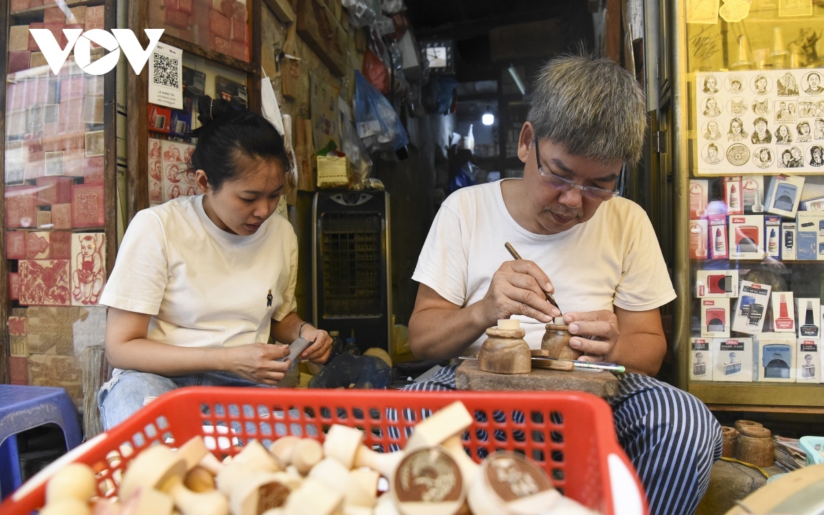 hanoi artisan preserves craft of hand-carved wood stamp in old quarter picture 4