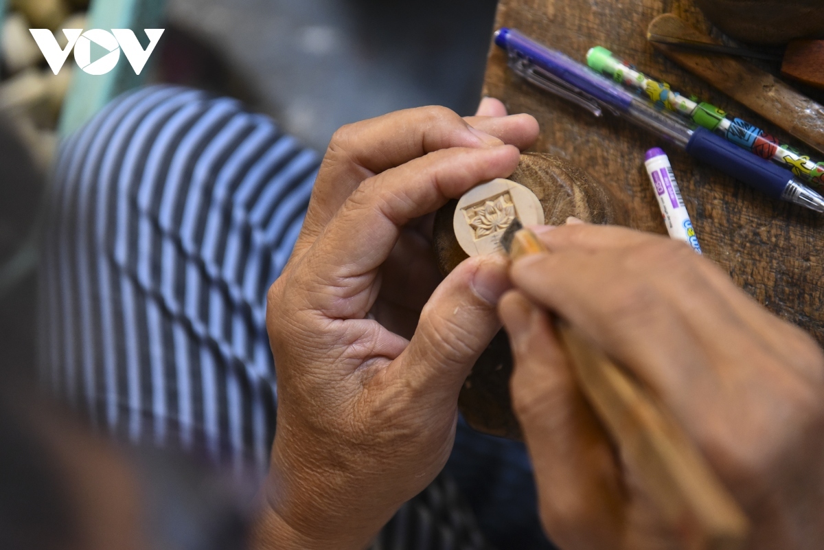 hanoi artisan preserves craft of hand-carved wood stamp in old quarter picture 9