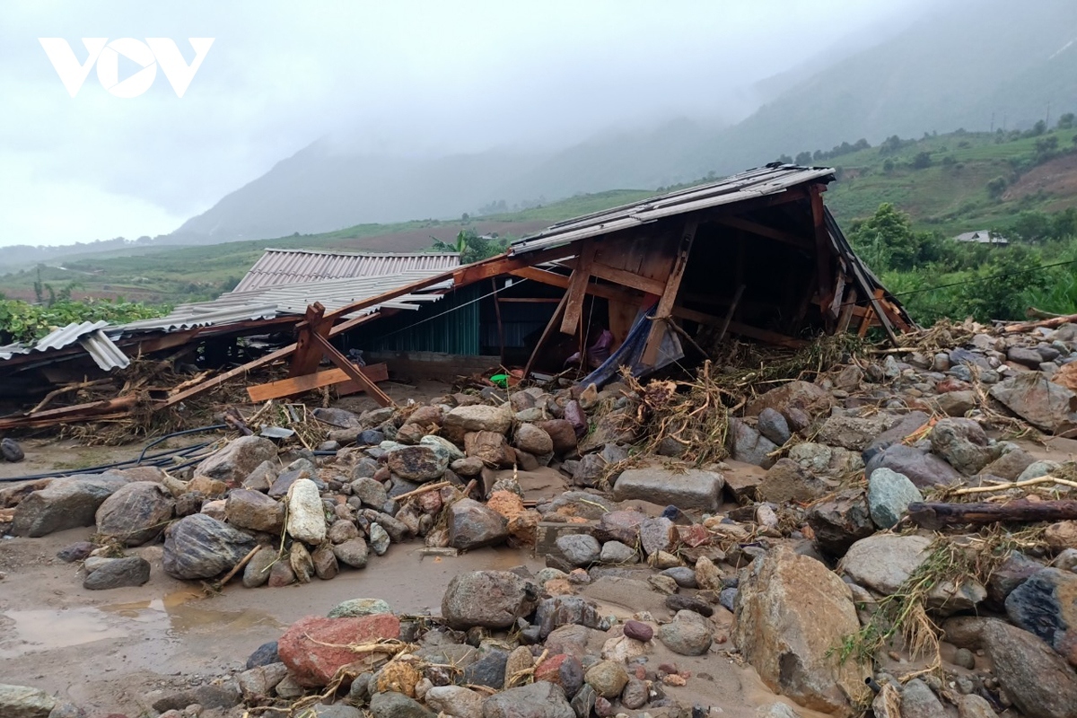 heavy rain and landslides leave four dead and three injured in lai chau picture 1
