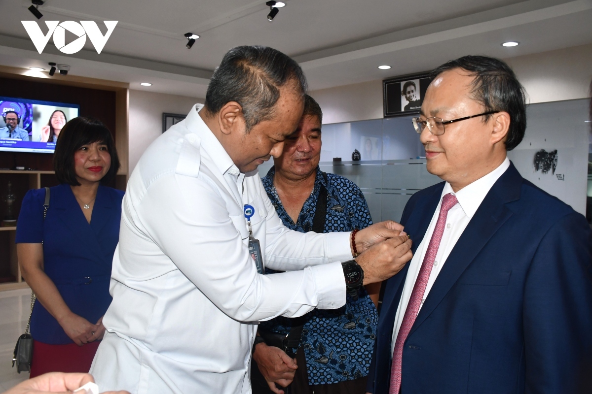VOV opens a bureau in Jakarta in 2019. The office’s mission is to relay Indonesian news to Vietnamese people and vice versa, as well as to explain policies of the Party and State to Vietnamese people living in Indonesia, helping to strengthen the Indonesia-Vietnam strategic partnership.