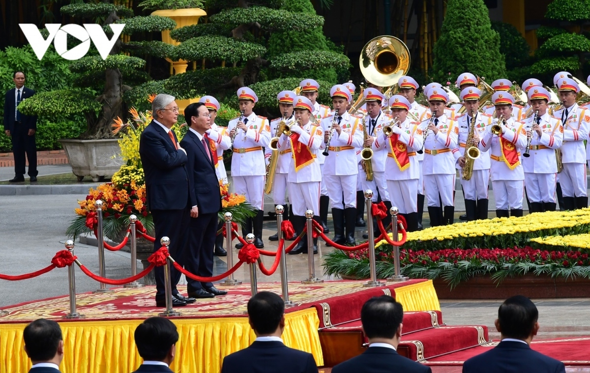 president thuong hosts official welcome ceremony for kazakh counterpart picture 1